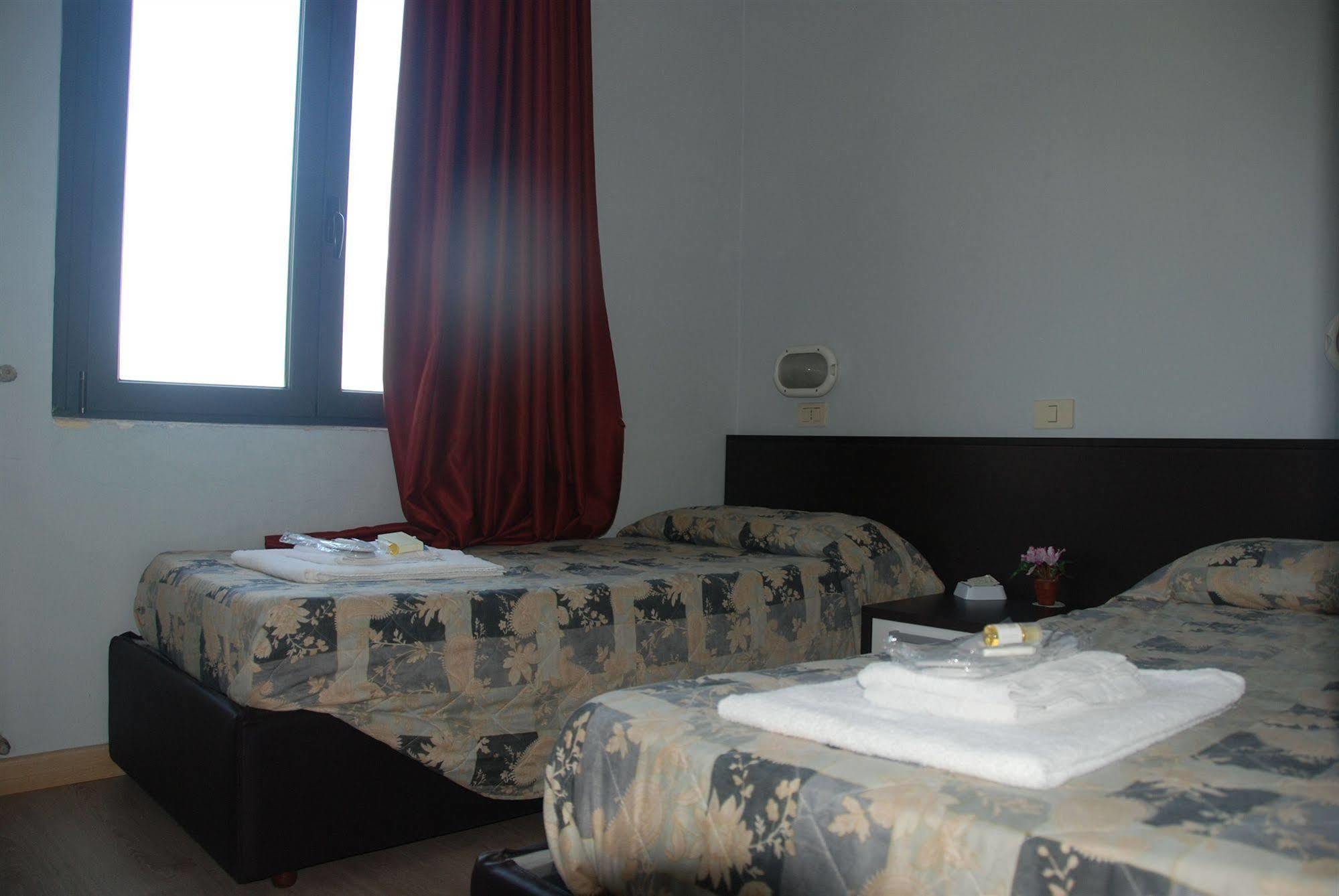 Hotel Olivi Сало Екстер'єр фото