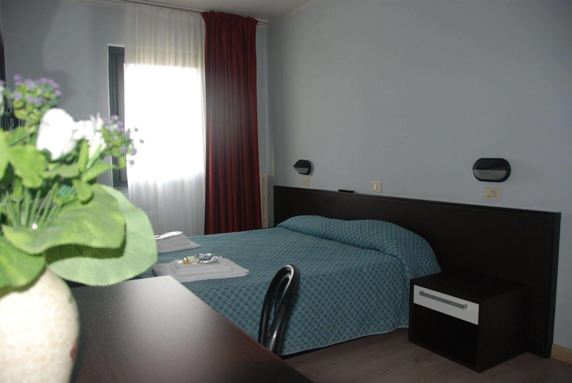 Hotel Olivi Сало Екстер'єр фото